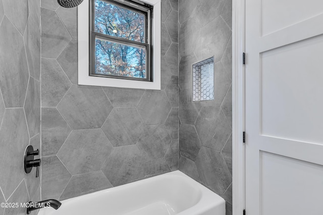 bathroom featuring tiled shower / bath