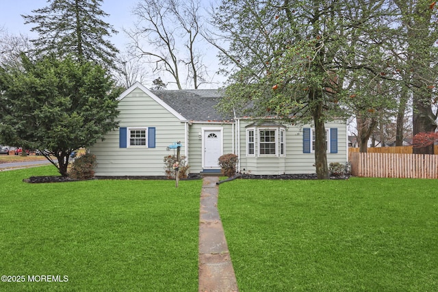 view of front of property featuring a front yard