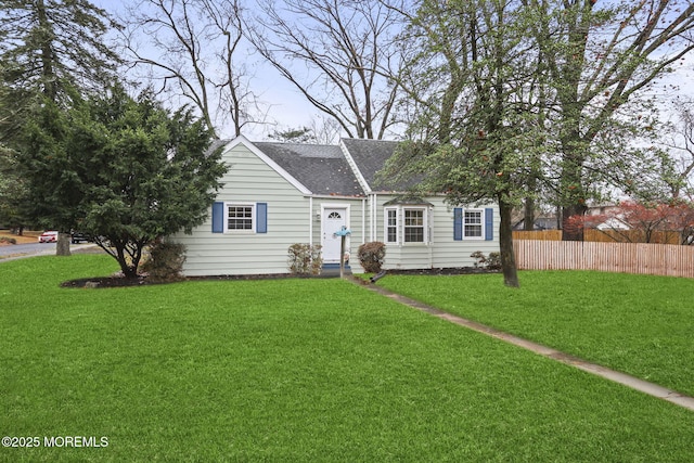 view of front of property featuring a front lawn