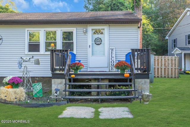 view of front of house featuring a front yard