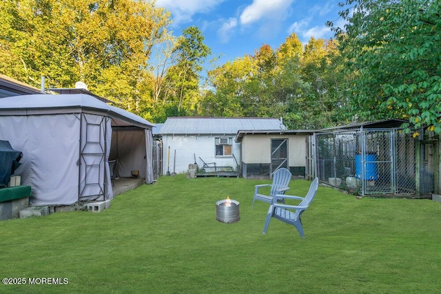 view of yard featuring an outdoor structure