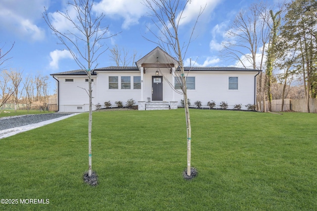 single story home featuring a front lawn