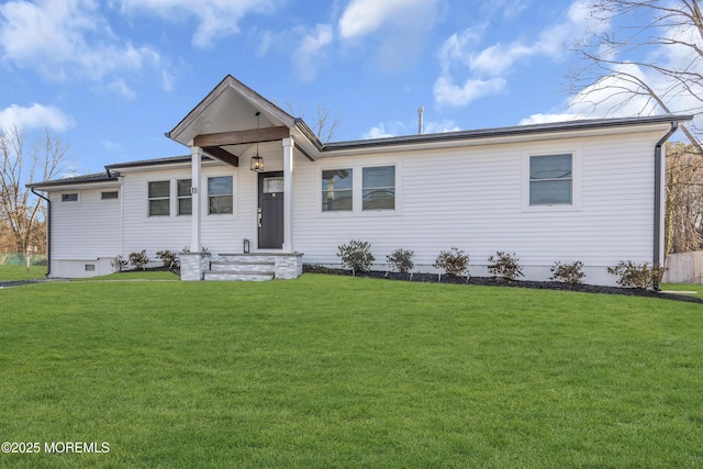 view of front of house featuring a front lawn