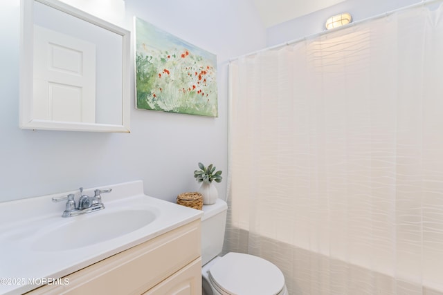 full bathroom with toilet, vanity, and shower / bath combo