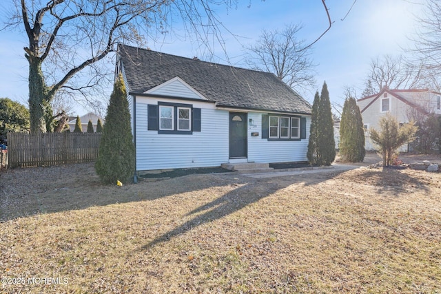 view of front of property featuring a front yard