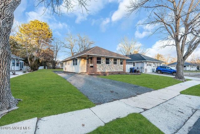 single story home featuring a front yard