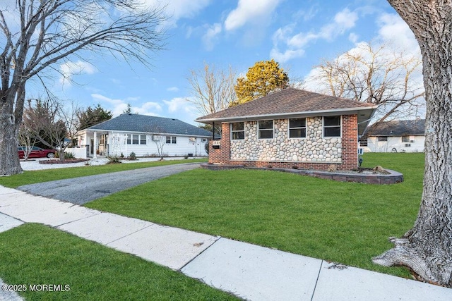 single story home with a front yard