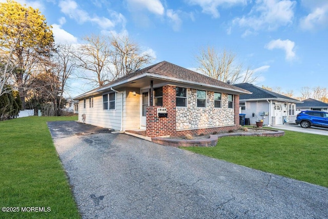 single story home featuring a front lawn