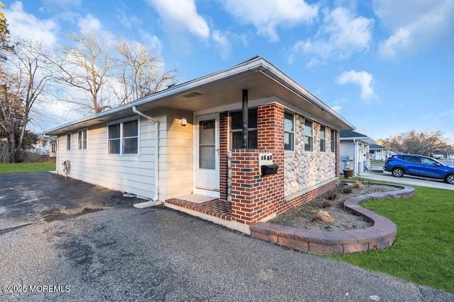 ranch-style house with a front lawn