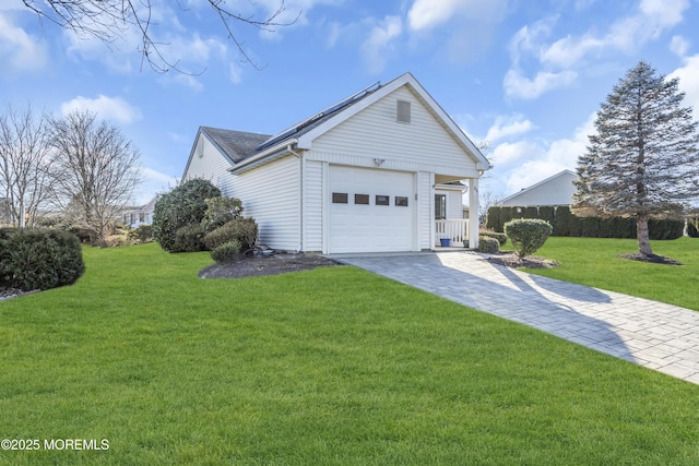 view of front of property featuring a front yard and a garage