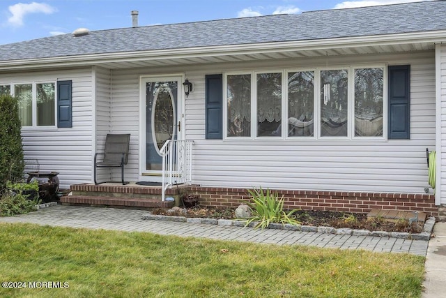 view of front of home featuring a front lawn