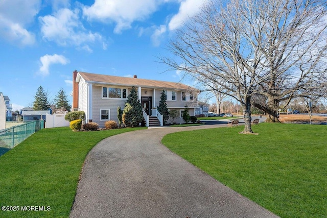 bi-level home featuring a front lawn