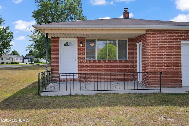 view of front of home featuring a front lawn