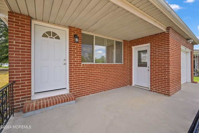 property entrance featuring a porch