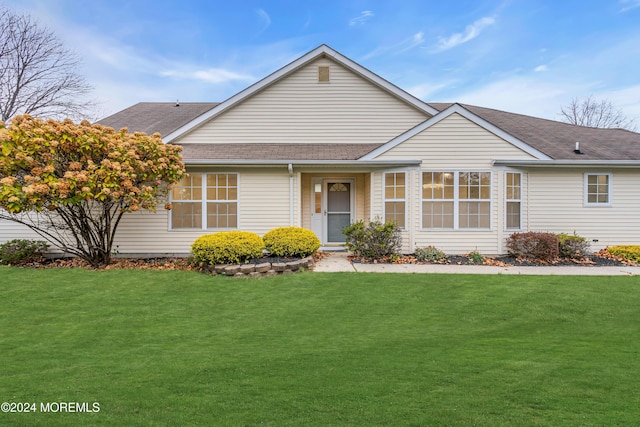 view of front of home featuring a front lawn