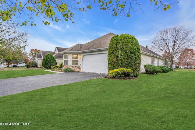 view of front of house featuring a front lawn and a garage