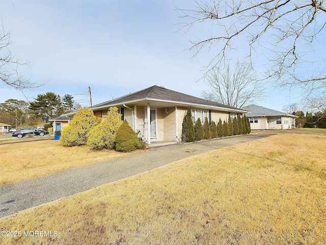 ranch-style house featuring a front yard