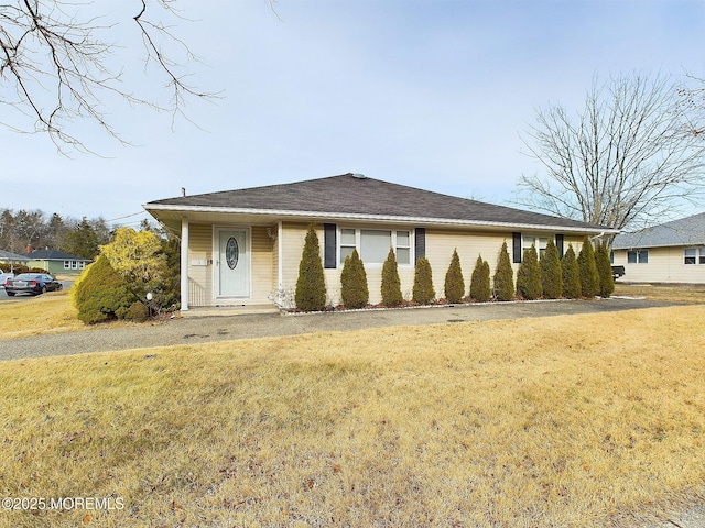 view of front facade featuring a front yard