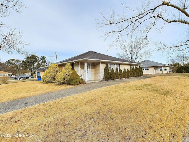 view of front of property with a front lawn