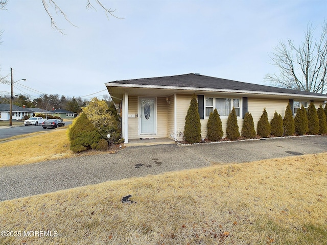 view of front of home featuring a front lawn