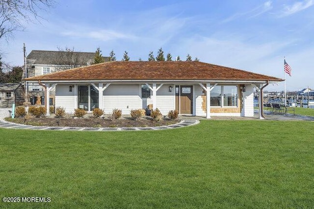 view of front of home featuring a front lawn