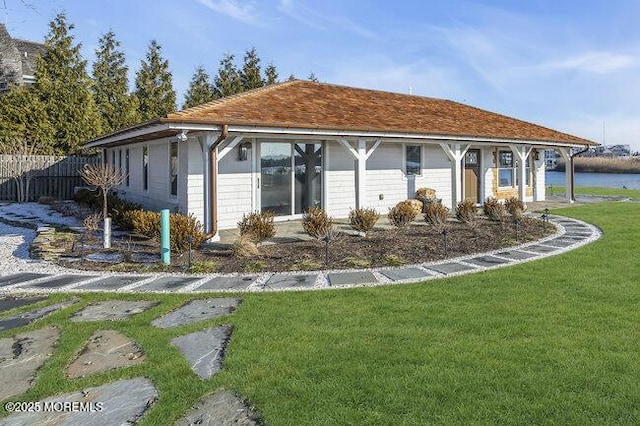 view of front of property with a front yard