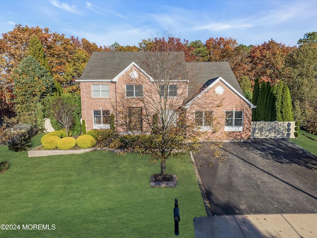 view of front property featuring a front yard