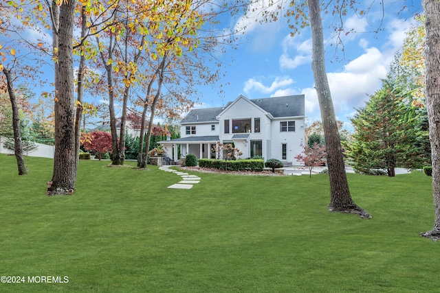 view of front facade with a front yard