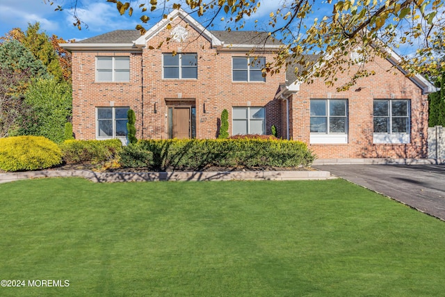 view of front of property with a front yard