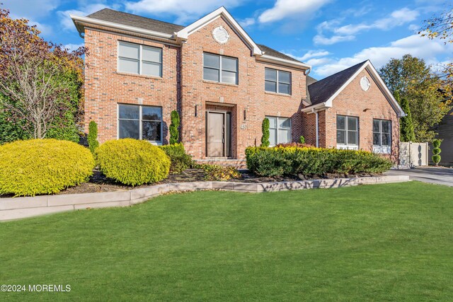 front facade featuring a front yard