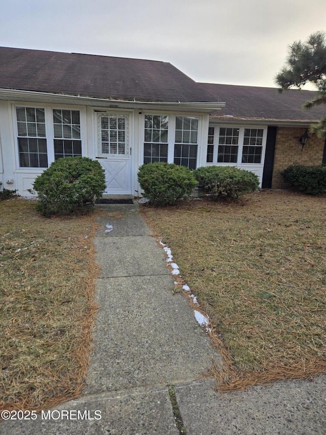 view of front of property featuring a front lawn