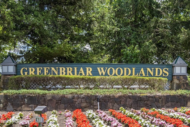 view of community / neighborhood sign