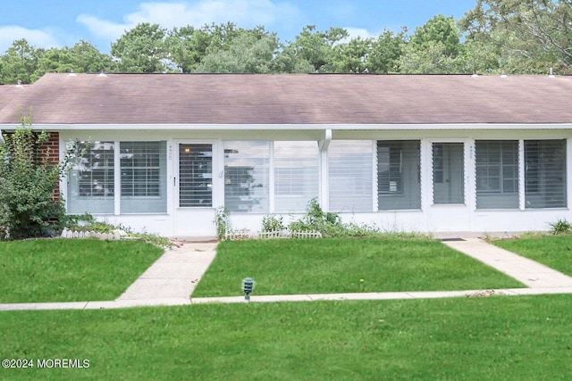 ranch-style home with a front yard