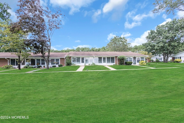 ranch-style house featuring a front yard