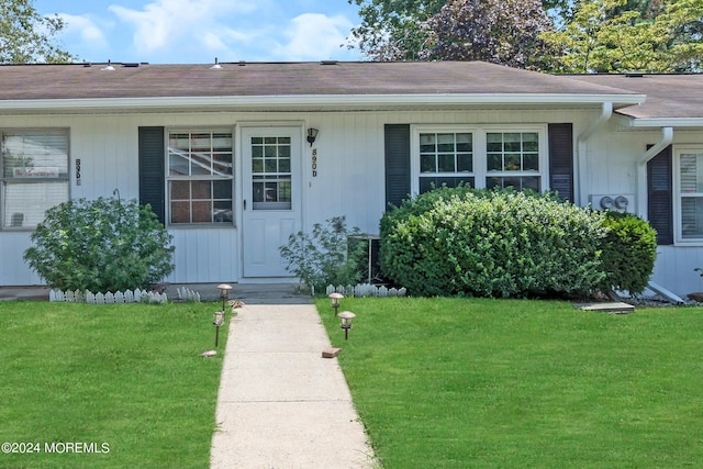 property entrance featuring a yard