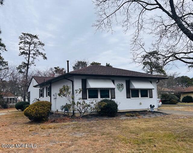 view of front facade with a front yard