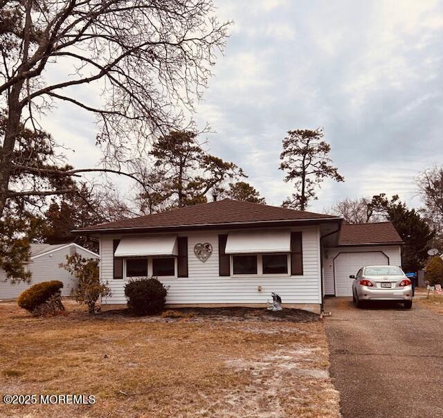 view of front facade featuring a garage