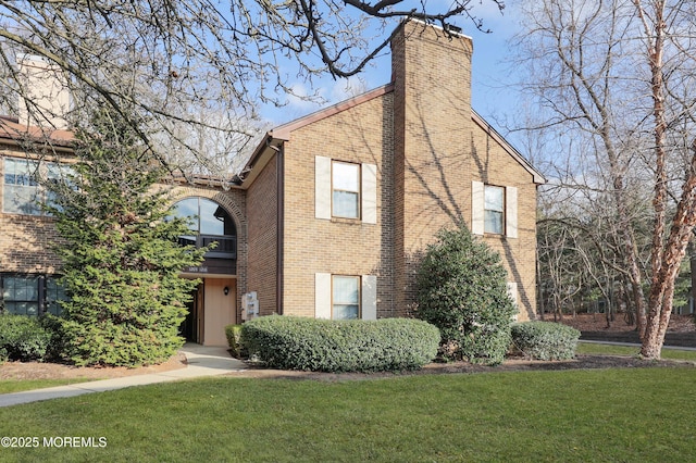 view of front of property with a front yard