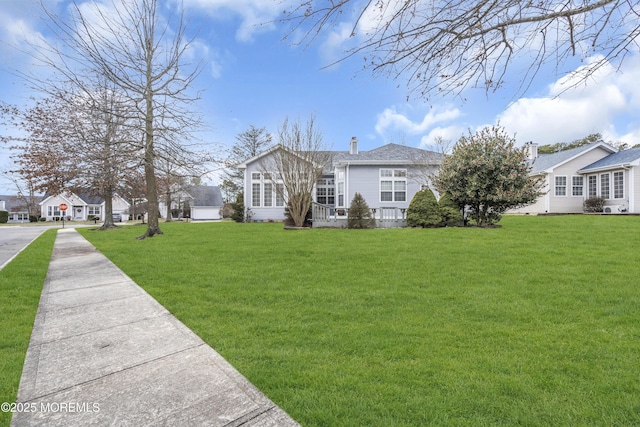 view of front of property featuring a front yard