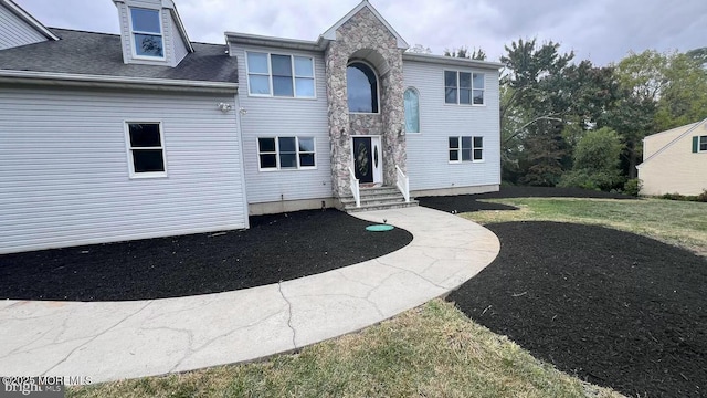 view of front facade with a front yard