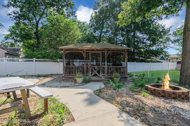 view of property's community featuring a fire pit