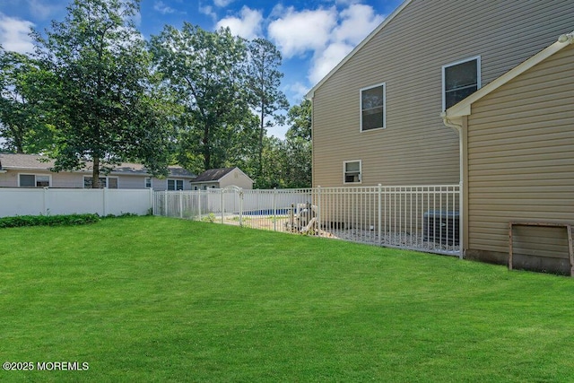 view of yard with a pool