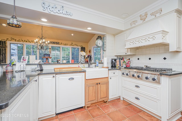 kitchen featuring an inviting chandelier, sink, backsplash, kitchen peninsula, and stainless steel gas cooktop