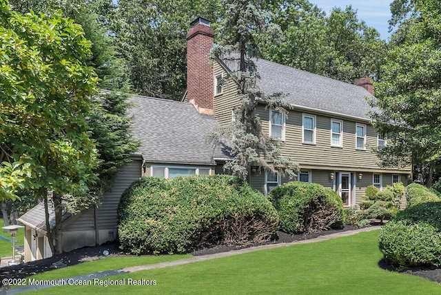 view of front of house with a front lawn