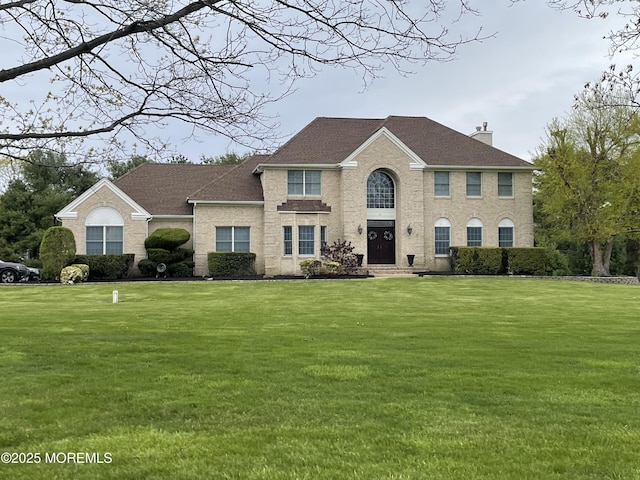 colonial inspired home featuring a front yard