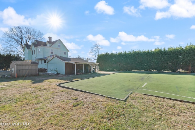 view of yard featuring a shed