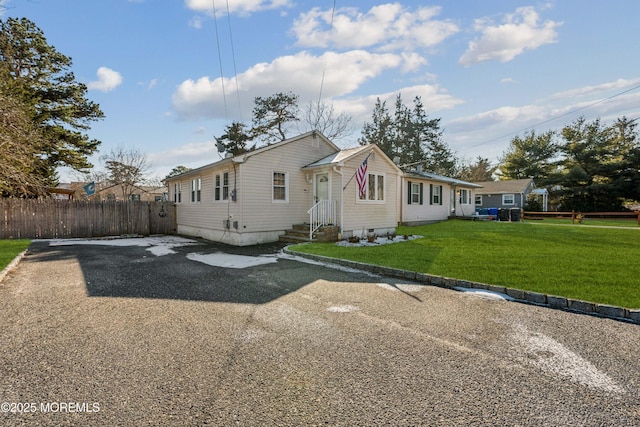 view of front of home featuring a front lawn