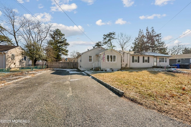 view of front facade featuring a front yard