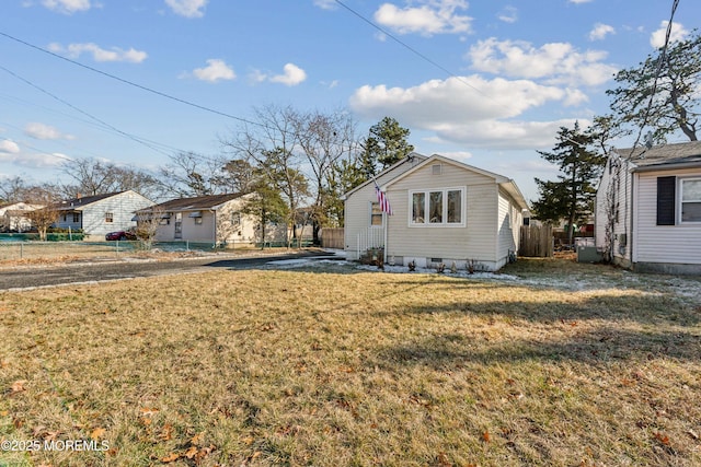 view of front of property featuring a front yard