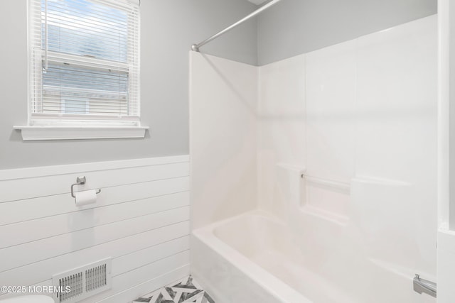 bathroom with washtub / shower combination